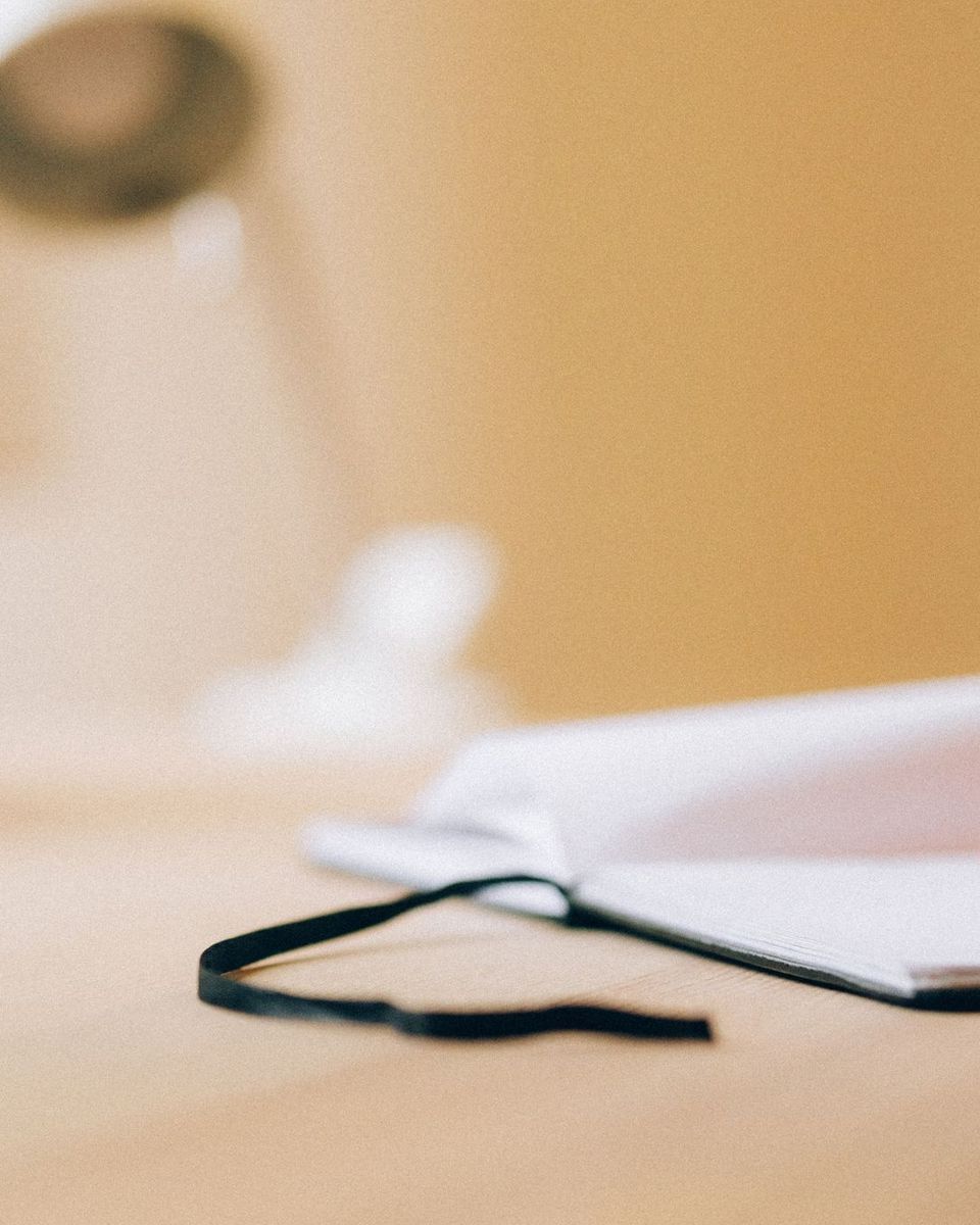 Un cuaderno abierto con una cinta de marcapáginas