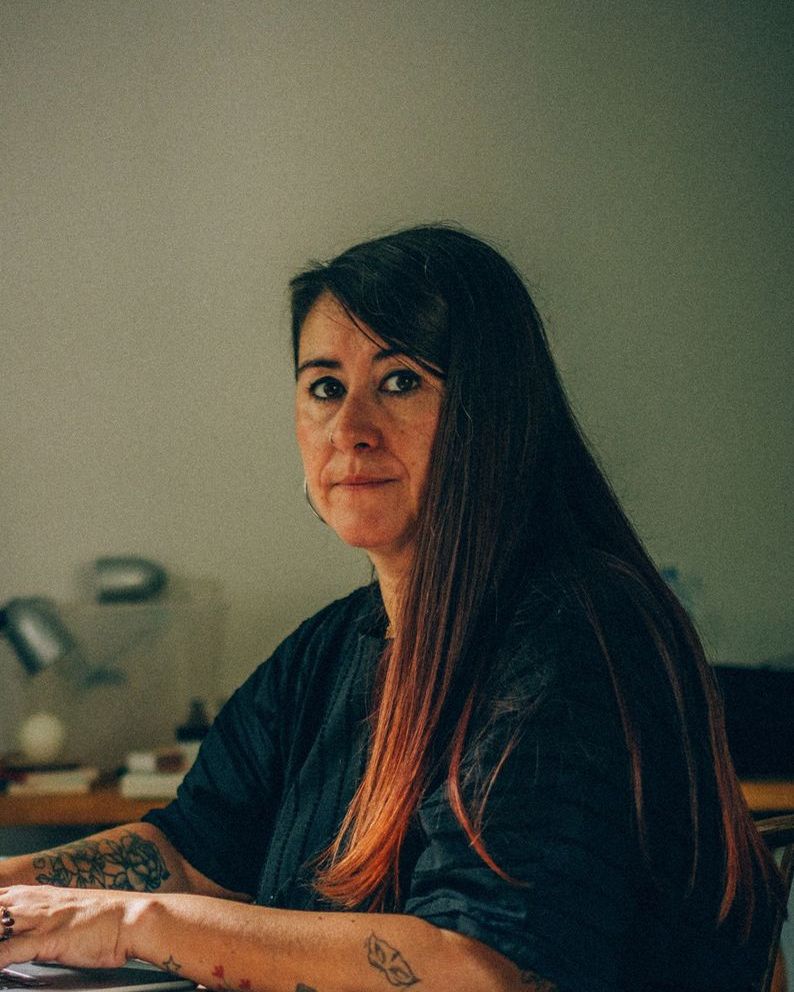 Elena Crespi sentada en su escritorio
